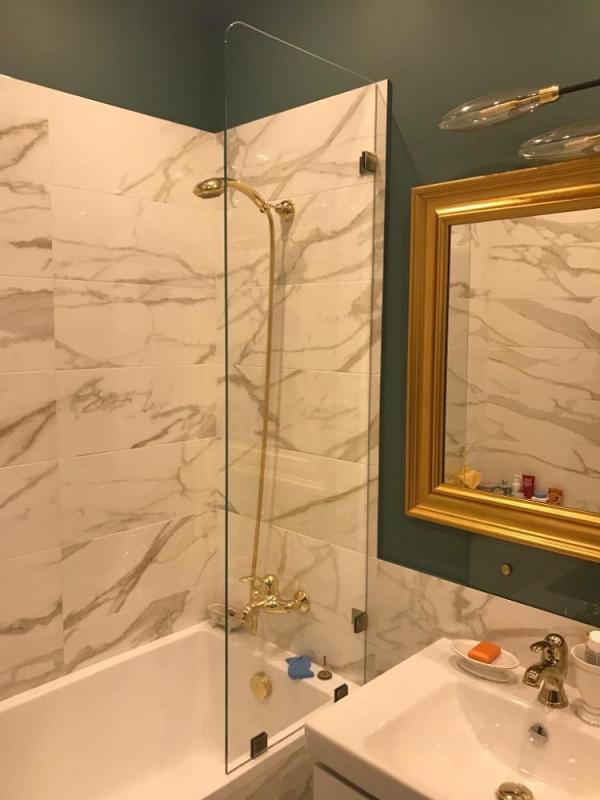 Что лучше: шторка или стекло для ванной?