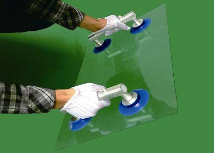 Безопасная переноска стекла с помощью вакуумных присосок