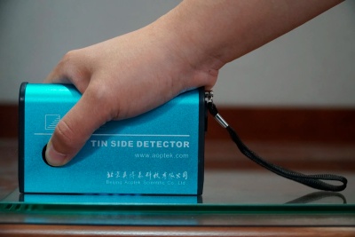 Детектор для определения стороны стекла, соприкасавшейся с оловом Tin Check